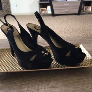 Black Guess heels with gold embellishment.
